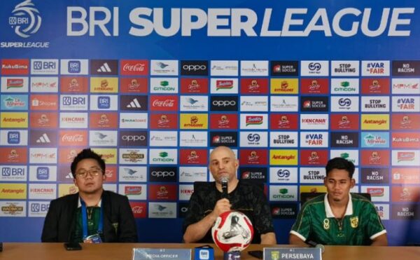 Pelatih Persebaya memberikan Keterangan PERS setelah Laga Melawan PERSIB