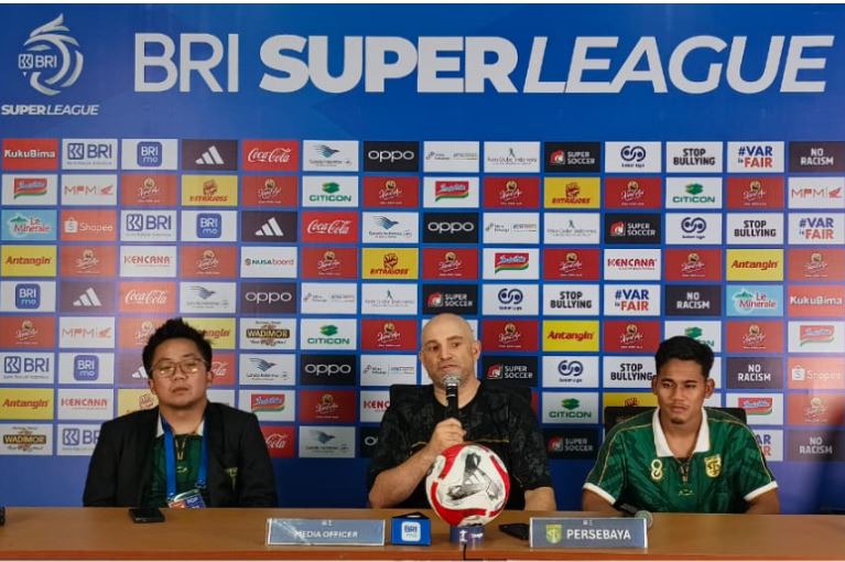 Pelatih Persebaya memberikan Keterangan PERS setelah Laga Melawan PERSIB