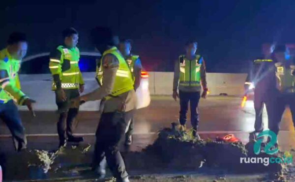 evakuasi bus terperosok