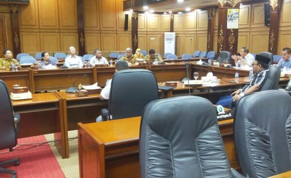 Warga serbu DPRD PT Ispat Indo