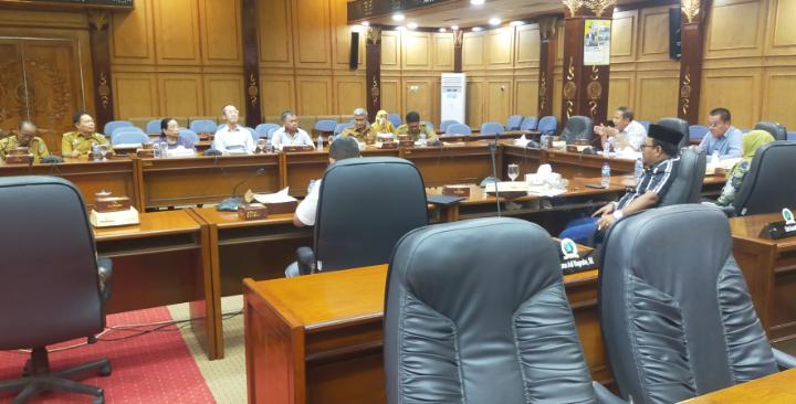 Warga serbu DPRD PT Ispat Indo