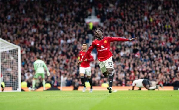 Pemain Manchester United Kobbie Mainoo merayakan gol kemenangan atas Liverpool di Old Trafford (Foto: OfficialManUtd)