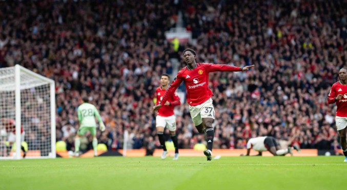 Pemain Manchester United Kobbie Mainoo merayakan gol kemenangan atas Liverpool di Old Trafford (Foto: OfficialManUtd)
