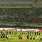 Pemain Persebaya dan PSBS Biak berkumpul di tengah lapangan Stadion Gelora Bung Tomo