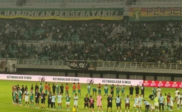 Pemain Persebaya dan PSBS Biak berkumpul di tengah lapangan Stadion Gelora Bung Tomo
