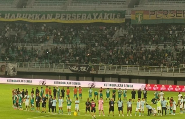 Pemain Persebaya dan PSBS Biak berkumpul di tengah lapangan Stadion Gelora Bung Tomo