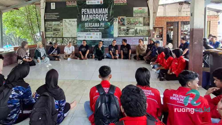 TPS dan PII Tanam 2.000 Bibit Mangrove