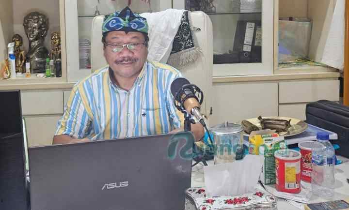 Warga Mutiara Regency Banding Bupati