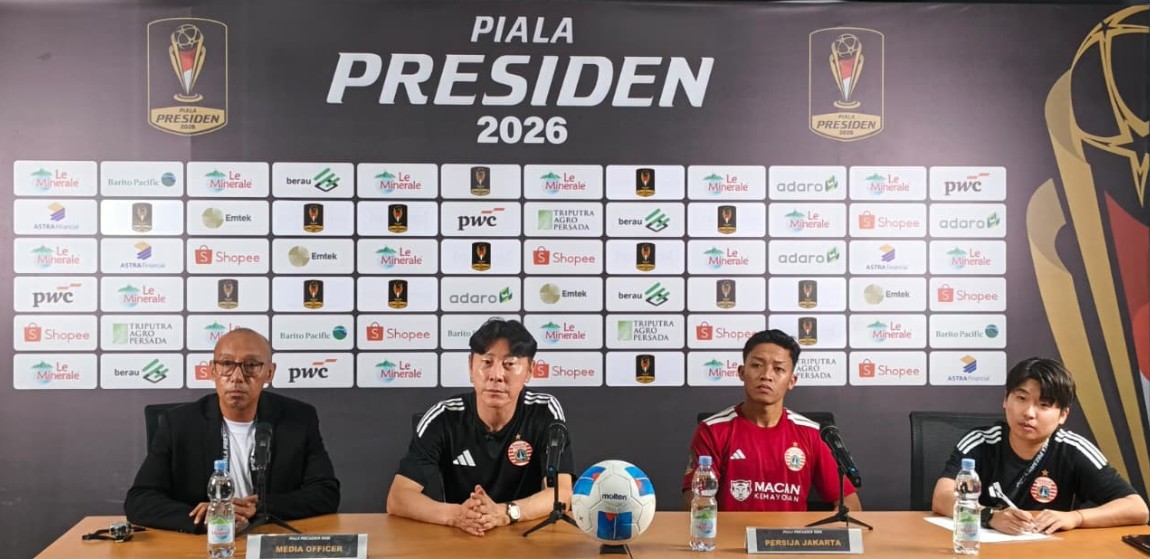 Shin Tae Yong memimpin Persija Jakarta saat menghadapi Persebaya Surabaya pada laga Piala Presiden 2026 di Stadion Gelora Bung Tomo