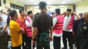 Tujuh terdakwa korupsi Desa Entalsewu Sidoarjo meminta dibebaskan