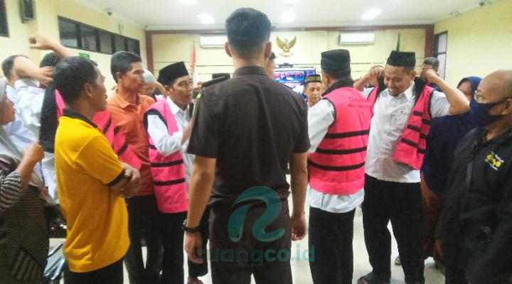 Tujuh terdakwa korupsi Desa Entalsewu Sidoarjo meminta dibebaskan