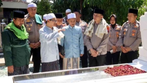 Kapolres Tanjung Perak ziarah Sunan Ampel