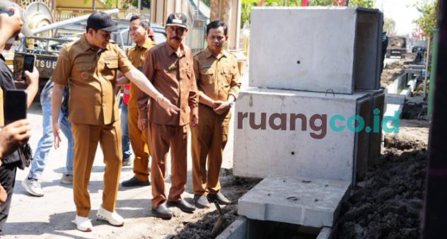 Betonisasi Tambakcemandi Bupati