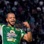 Alex Martins mencetak Gol saat Persebaya menghadapi Garudayaksa FC