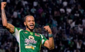 Alex Martins mencetak Gol saat Persebaya menghadapi Garudayaksa FC