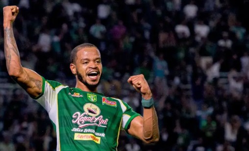 Alex Martins mencetak Gol saat Persebaya menghadapi Garudayaksa FC