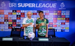 Bernardo Tavares dan Arief Catur Pamungkas (Photo : Official Persebaya)