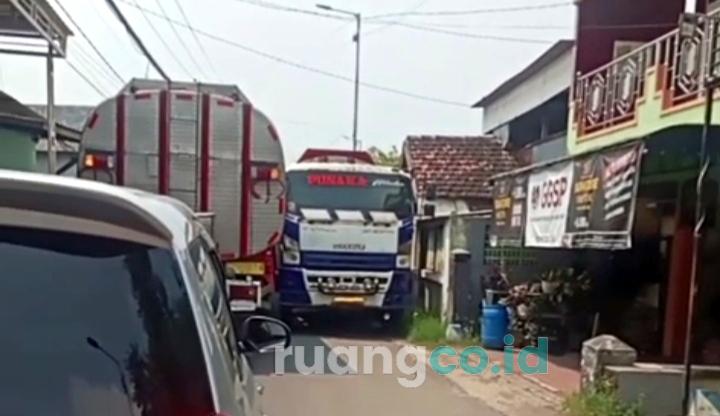 Warga Desa Karangbong