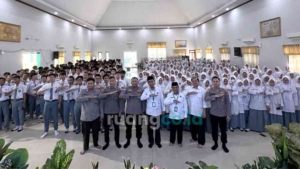 Siswa MAN Ikuti Edukasi AI Bijak dari Polrestabes Surabaya
