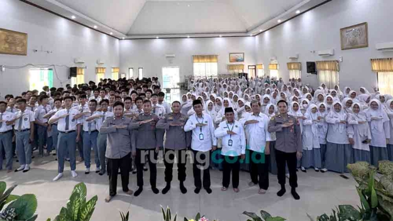 Siswa MAN Ikuti Edukasi AI Bijak dari Polrestabes Surabaya