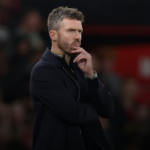 Michael Carrick Mengamati Permainan Manchester United di pertandingan Carabao Cup
