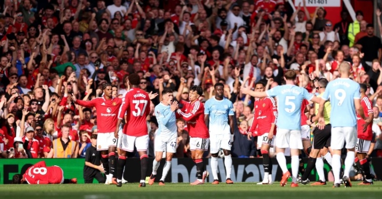 Suasana Panas saat Pertandingan Manchester United vs Manchester City (photo : Official ManUtd)