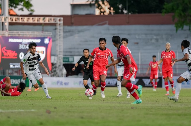 Pemain De Red FC saat Melawan Kendal Tornado FC pada laga perdana Championship 2026/2027. (Pho : Official de Red)
