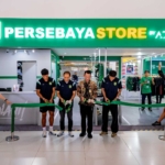Peresmian gerai Persebaya Store by AZA di Lobby Terminal 1C Bandara Internasional Juanda, ditandai pemotongan pita hijau oleh sejumlah perwakilan di depan toko.