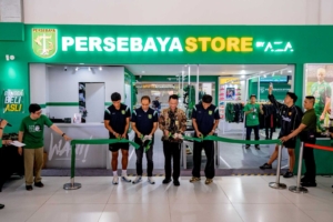 Peresmian gerai Persebaya Store by AZA di Lobby Terminal 1C Bandara Internasional Juanda, ditandai pemotongan pita hijau oleh sejumlah perwakilan di depan toko.