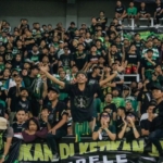 Bonek ketika sedang Mendukung Persebaya di Stadion GBT. (Photo : Official Persebaya)