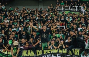 Bonek ketika sedang Mendukung Persebaya di Stadion GBT. (Photo : Official Persebaya)
