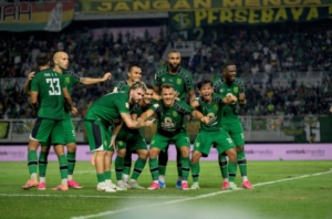 Miguel Pereira merayakan gol bersama Tim Persebaya di Stadion Gelora Bung Tomo. (Pho : Official Persebaya