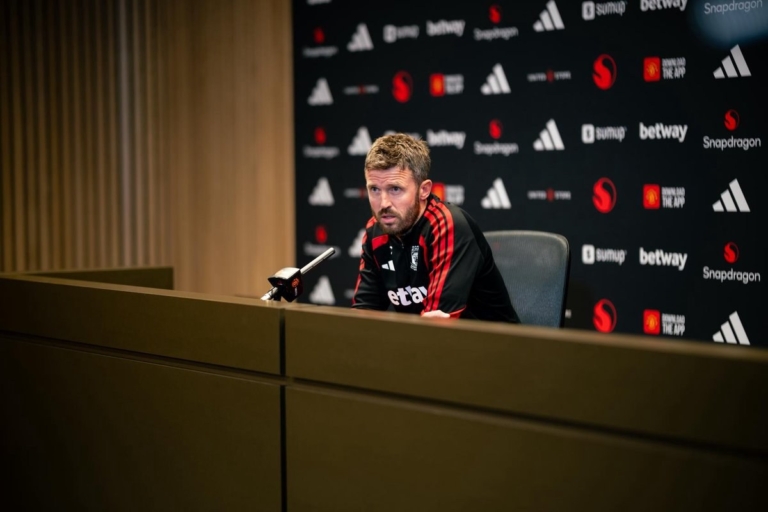 Michael Carrick dalam konferensi pers Manchester United