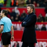 Michael Carrick di pinggir lapangan saat MU melawan Bournemouth di Old Trafford — Carrick Bruno Fernandes MU Bournemouth