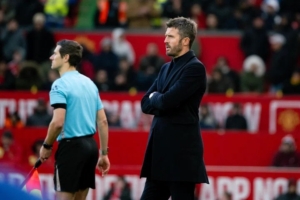Michael Carrick di pinggir lapangan saat MU melawan Bournemouth di Old Trafford — Carrick Bruno Fernandes MU Bournemouth