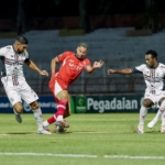 Pemain de Red FC berjibaku saat Melawan Pemain Persipura. (Pho: official de Red)