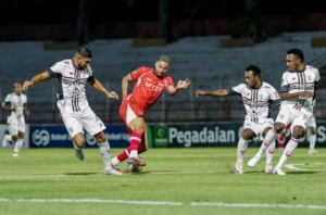 Pemain de Red FC berjibaku saat Melawan Pemain Persipura. (Pho: official de Red)
