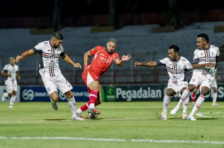 Pemain de Red FC berjibaku saat Melawan Pemain Persipura. (Pho: official de Red)