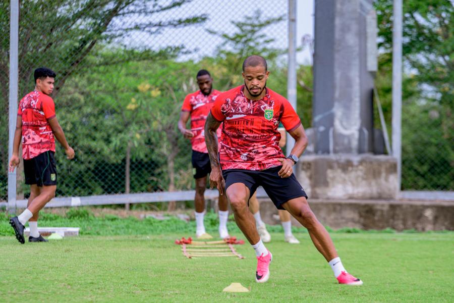 Alex Martins menjalani latihan jelang Derbi Suramadu Persebaya Madura United