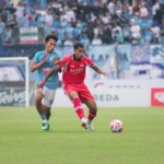 Persela vs De Red FC 2-2: pemain De Red FC menggiring bola melawan Persela Lamongan