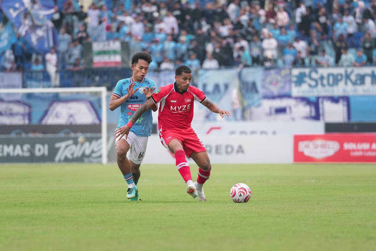 Persela vs De Red FC 2-2: pemain De Red FC menggiring bola melawan Persela Lamongan