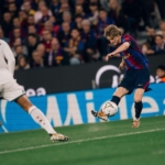 El Clasico Barcelona Real Madrid 1-2: Pemain Barcelona mengontrol bola di depan Jude Bellingham pada El Clasico di Camp Nou