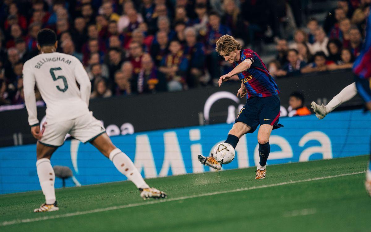 El Clasico Barcelona Real Madrid 1-2: Pemain Barcelona mengontrol bola di depan Jude Bellingham pada El Clasico di Camp Nou