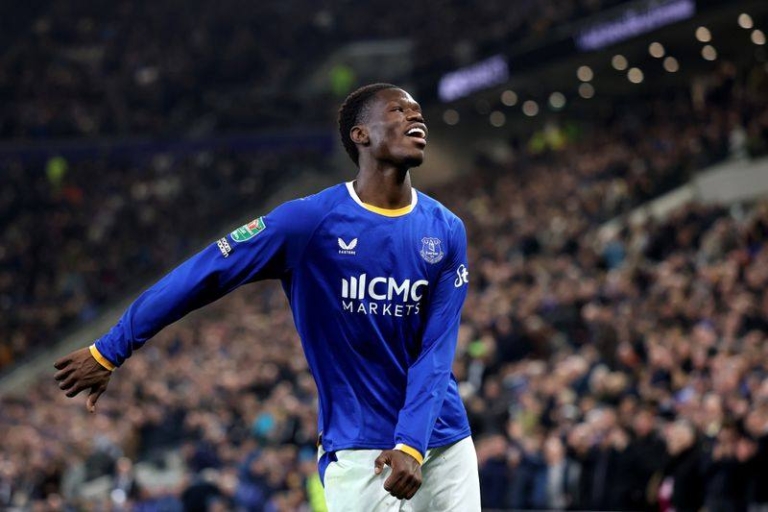 Thierno Barry merayakan golnya untuk Everton