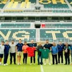 Perwakilan FIFA, PSSI, dan Persebaya berfoto bersama di lapangan Stadion Gelora Bung Tomo dengan memegang jersey