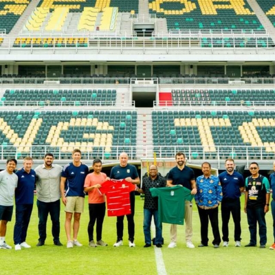 Perwakilan FIFA, PSSI, dan Persebaya berfoto bersama di lapangan Stadion Gelora Bung Tomo dengan memegang jersey