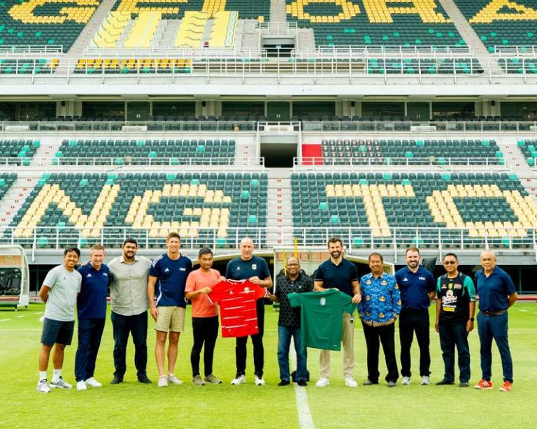 Perwakilan FIFA, PSSI, dan Persebaya berfoto bersama di lapangan Stadion Gelora Bung Tomo dengan memegang jersey