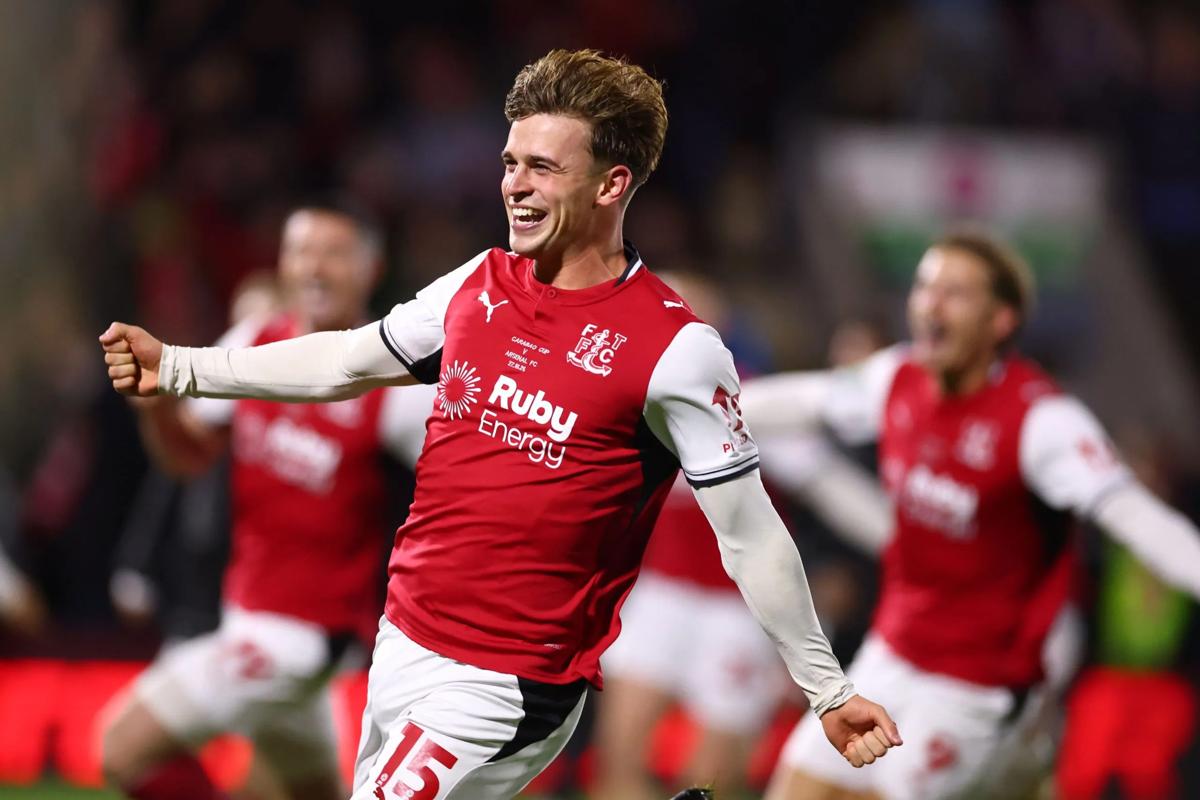 Pemain Fleetwood Town merayakan kemenangan atas Arsenal di Carabao Cup.