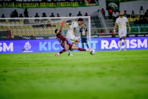 Saddil Ramdani berduel dengan pemain PSM Makassar (Foto: persebaya.id)
