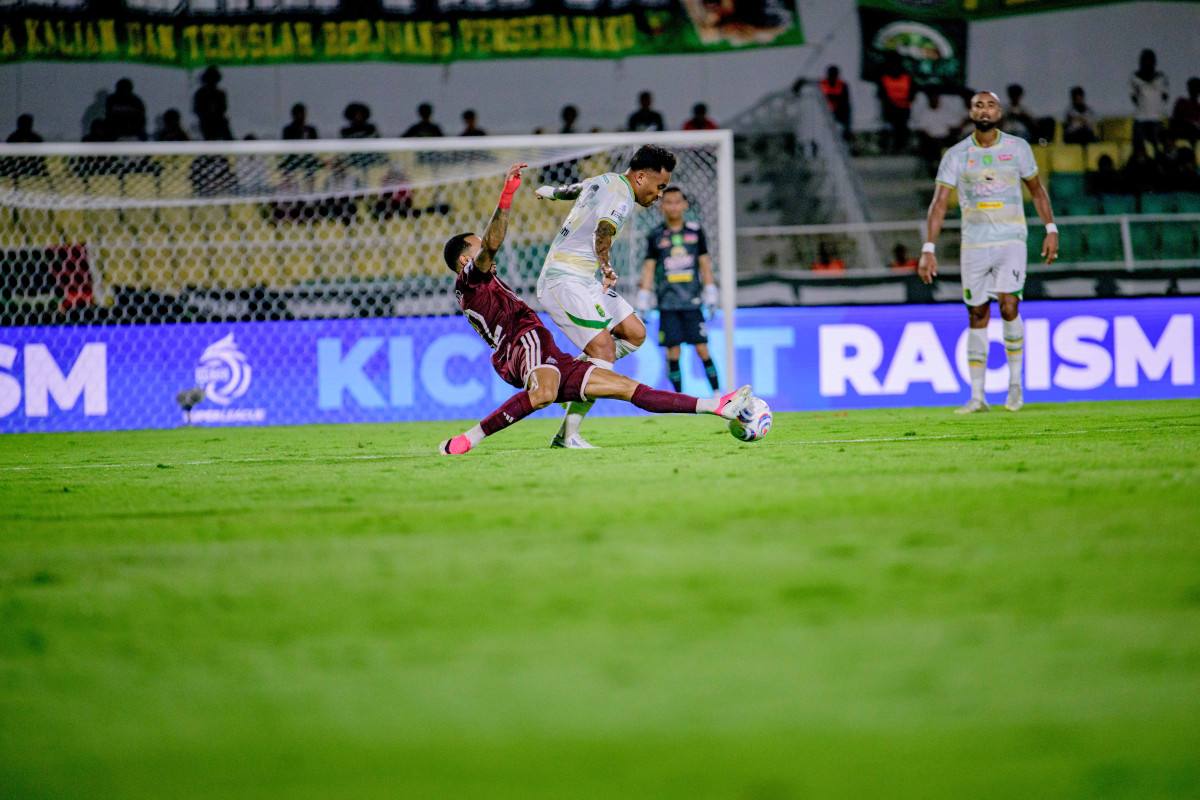 Saddil Ramdani berduel dengan pemain PSM Makassar (Foto: persebaya.id)